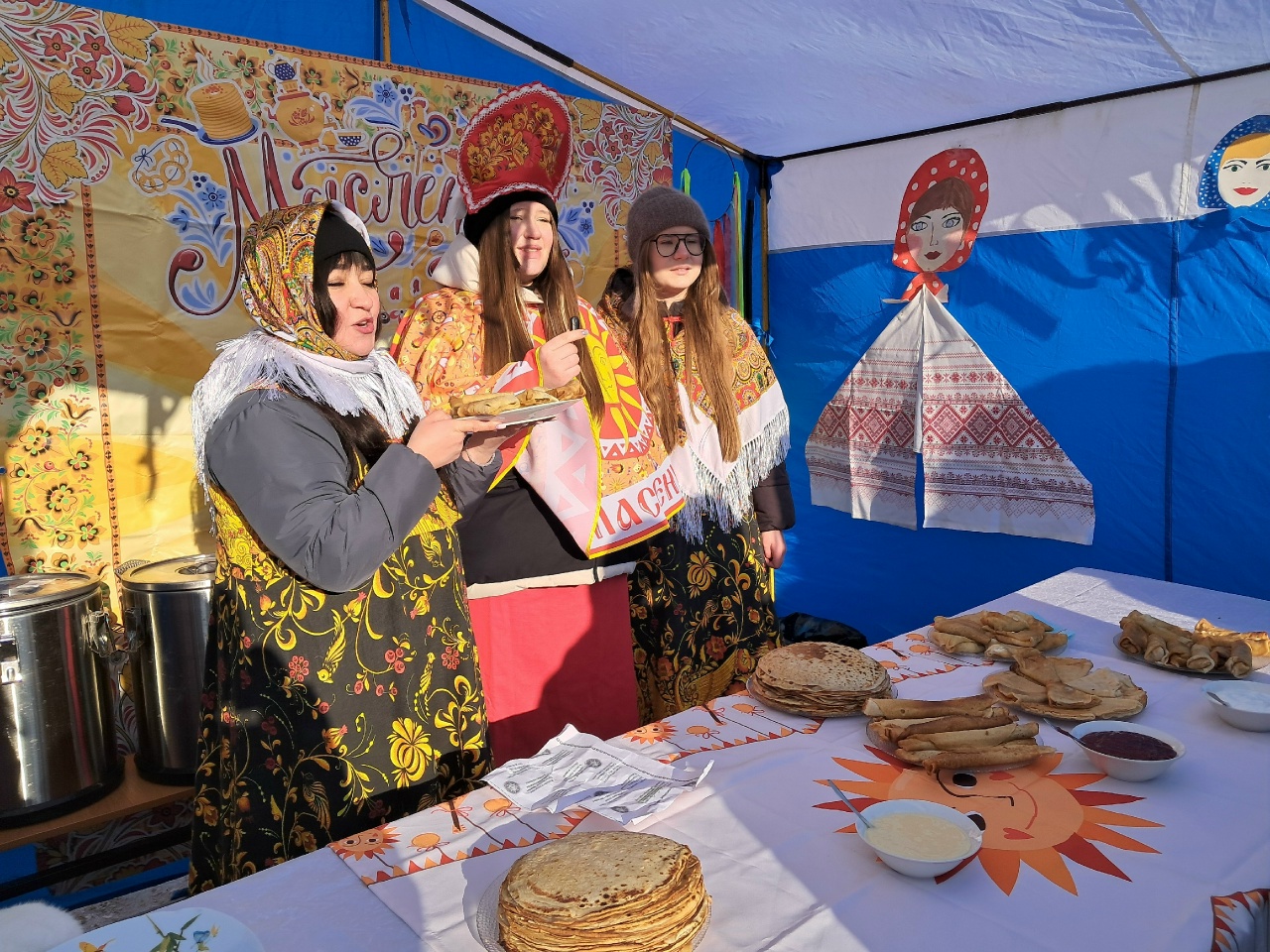 Саратовцы празднуют Масленицу блинными чемпионатами и боями на подушках